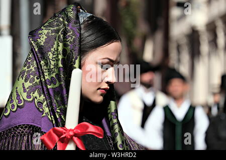 1. Mai 2019: 363° Ausgabe von Sant'Efisio religiösen/Folk Prozession in Cagliari. Elegante Frau nimmt an der Parade Stockfoto