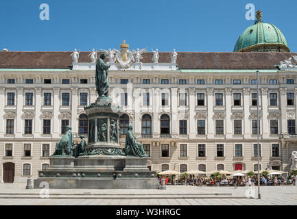 Innenhof, Imperial Bundeskanzleramt Flügel (Reichskanzleitrak) und Hofburg Café, Hofburg, Wien, Österreich, mit Kaiser Franz II Memorial. Stockfoto