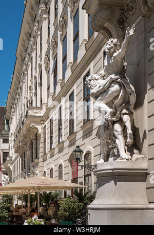 Innenhof (Innerer Burghof), Imperial Bundeskanzleramt Flügel (Reichskanzleitrak) und Hofburg Café, Hofburg, Wien, Österreich Stockfoto