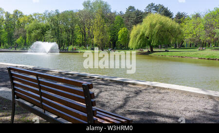 Debrecen Ungarn 04 19 2019 Touristen und Einheimische genießen Sie die schöne Zeit in Debrecen's Great Forest Park Stockfoto