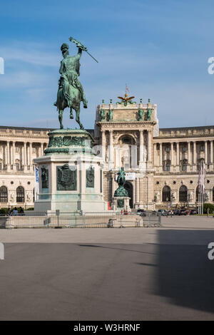 Reiterstandbild von Erzherzog Karl am Heldenplatz, Neue Burg Imperial Palace Gebäude im Hintergrund, Wien, Österreich Stockfoto