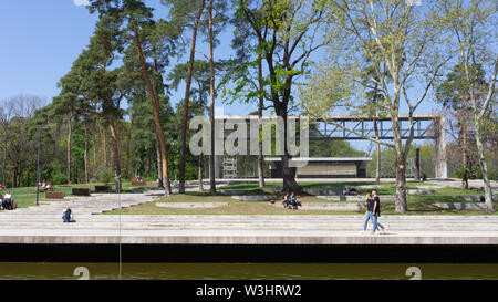 Debrecen Ungarn 04 19 2019 Touristen und Einheimische genießen Sie die schöne Zeit in Debrecen's Great Forest Park Stockfoto