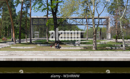 Debrecen Ungarn 04 19 2019 Touristen und Einheimische genießen Sie die schöne Zeit in Debrecen's Great Forest Park Stockfoto