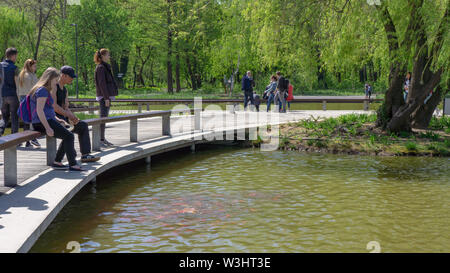 Debrecen Ungarn 04 19 2019 junges paar Fisch essen in Debrecen in den großen Wald Park Stockfoto