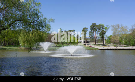 Debrecen Ungarn 04 19 2019 Touristen und Einheimische genießen Sie die schöne Zeit in Debrecen's Great Forest Park Stockfoto