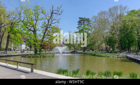 Debrecen Ungarn 04 19 2019 Touristen und Einheimische genießen Sie die schöne Zeit in Debrecen's Great Forest Park Stockfoto