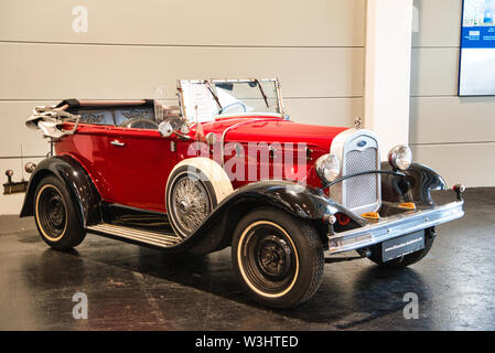FRIEDRICHSHAFEN - Mai 2019: rot FORD MODELL A 1930 Cabrio Roadster an motorworld Klassiker Bodensee am 11. Mai 2019 in Friedrichshafen, Deutschland Stockfoto