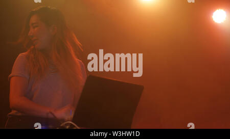 Mai 1, 2016 - Salt Lake City, UT, USA - DJ Tokimonsta führt. (Bild: © rishi Deka/ZUMA Draht) Stockfoto