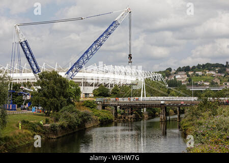 Im Bild: Ein Kran bereitet die Klappbrücke über den Fluss Tawe in der Morfa Bereich von Swansea, Südwales. Sonntag, den 14. Juli 2019: Re: 110 Jahre ol Stockfoto