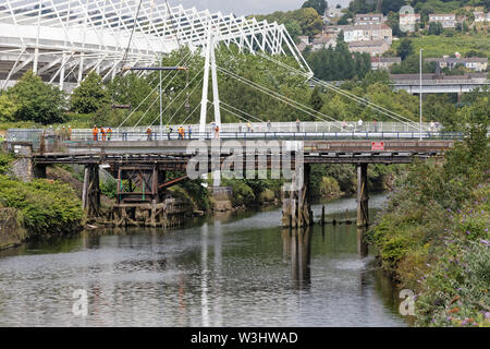 Im Bild: Ein Kran bereitet die Klappbrücke über den Fluss Tawe in der Morfa Bereich von Swansea, Südwales. Sonntag, den 14. Juli 2019: Re: 110 Jahre ol Stockfoto