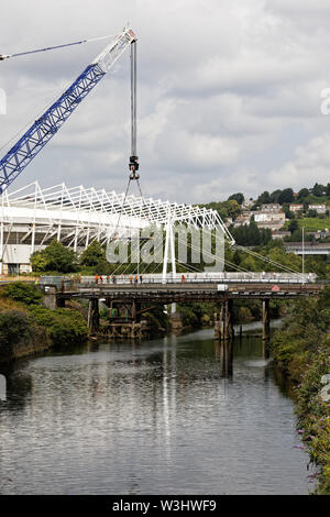 Im Bild: Ein Kran bereitet die Klappbrücke über den Fluss Tawe in der Morfa Bereich von Swansea, Südwales. Sonntag, den 14. Juli 2019: Re: 110 Jahre ol Stockfoto