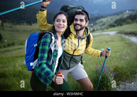 Portrait von glückliches junges Paar, das Spaß auf ihrer Wanderung Stockfoto