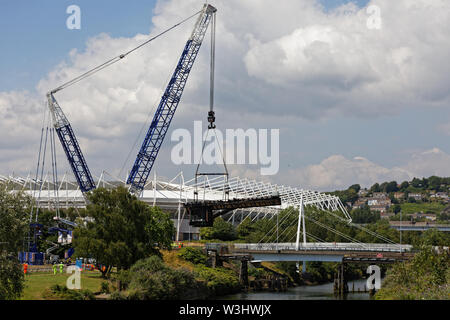 Im Bild: Ein Kran hebt die Klappbrücke über den Fluss Tawe in der Morfa Bereich von Swansea, Südwales. Sonntag, den 14. Juli 2019 Re: eine 110 Jahre alte Brücke ha Stockfoto