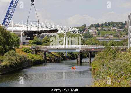 Im Bild: Ein Kran hebt die Klappbrücke über den Fluss Tawe in der Morfa Bereich von Swansea, Südwales. Sonntag, den 14. Juli 2019 Re: eine 110 Jahre alte Brücke ha Stockfoto