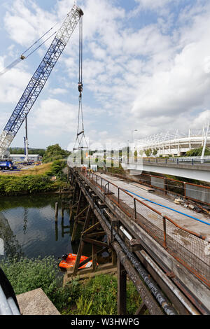 Im Bild: Ein Kran bereitet die Klappbrücke über den Fluss Tawe in der Morfa Bereich von Swansea, Südwales. Sonntag, den 14. Juli 2019: Re: 110 Jahre ol Stockfoto