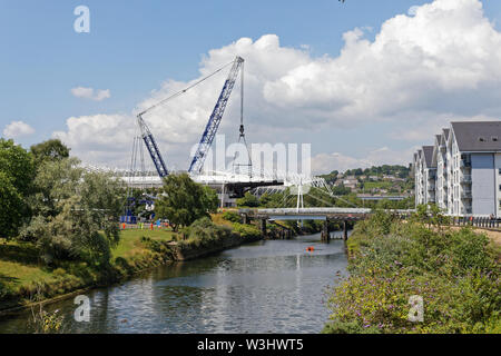 Im Bild: Ein Kran hebt die Klappbrücke über den Fluss Tawe in der Morfa Bereich von Swansea, Südwales. Sonntag, den 14. Juli 2019 Re: eine 110 Jahre alte Brücke ha Stockfoto