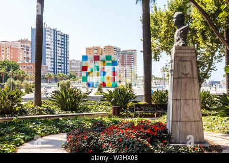 Malaga, Spanien - 26. August 2015: Statue von Ruben Dario in Malaga Park, das Centre Pompidou Kulturzentrum ist im Hintergrund. Stockfoto