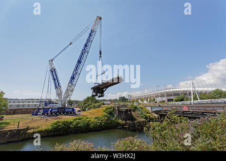 Im Bild: Ein Kran hebt die Klappbrücke über den Fluss Tawe in der Morfa Bereich von Swansea, Südwales. Sonntag, den 14. Juli 2019 Re: eine 110 Jahre alte Brücke ha Stockfoto