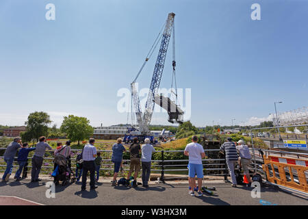 Im Bild: Ein Kran hebt die Klappbrücke über den Fluss Tawe in der Morfa Bereich von Swansea, Südwales. Sonntag, den 14. Juli 2019 Re: eine 110 Jahre alte Brücke ha Stockfoto