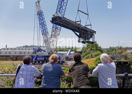 Im Bild: Ein Kran hebt die Klappbrücke über den Fluss Tawe in der Morfa Bereich von Swansea, Südwales. Sonntag, den 14. Juli 2019 Re: eine 110 Jahre alte Brücke ha Stockfoto