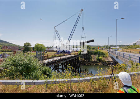 Im Bild: Ein Kran hebt die Klappbrücke über den Fluss Tawe in der Morfa Bereich von Swansea, Südwales. Sonntag, den 14. Juli 2019 Re: eine 110 Jahre alte Brücke ha Stockfoto