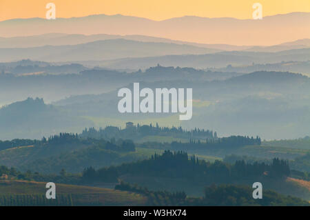 Hügeln der Toskana in der Morgendämmerung in San Gimignano, Italien Stockfoto