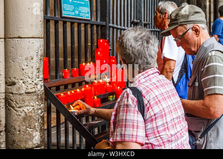 Barcelona, Spain-September 5 2015: Menschen Kerzen anzünden außerhalb der Kathedrale. Spanien ist ein römisch-katholisches Land. Stockfoto