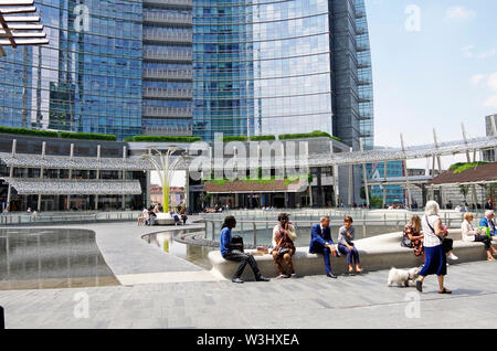 Piazza Gae Aulenti, der Fokus einer autofreien Entwicklung von Bürotürmen, Wohnungen, Einkaufsmöglichkeiten und Restaurants in der Nähe von Porta Garibaldi in Mailand. Stockfoto