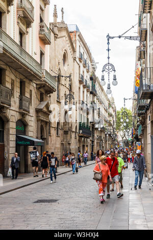 Barcelona, Spain-September 5 2015: Menschen gehen auf einer Einkaufsstraße im Gotischen Viertel. Die Gegend ist für den Verkehr gesperrt. Stockfoto