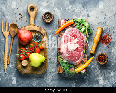 Frisches rohes Rindfleisch Steaks auf Schneidebrett. Raw Filet Steak kochen am Tisch aus Stein Stockfoto