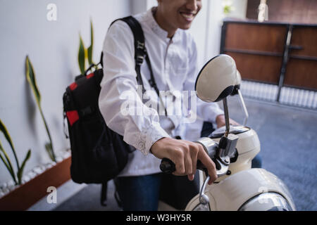 Asiatische muslimischer männlicher Reisen für Eid Mubarak lebaran durch die motorradhalterung. mudik Balik kampung Konzept per Motorrad Stockfoto