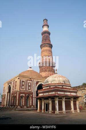 Qutb Minar, Alai Darwaza, und das Grab des Imam Zamin, Qutb Minar Complex, Delhi, Indien Stockfoto