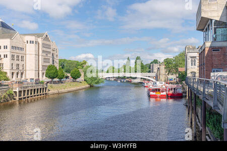 Lendal Bridge in New York mit alten und modernen Gebäuden auf jeder Seite. Sportboote liegen in der Nähe der Brücke und einem blauen bewölkten Himmel ist vor Anker. Stockfoto