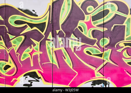 Teil eines städtischen Graffiti auf einem Zaun aus Beton Stockfoto