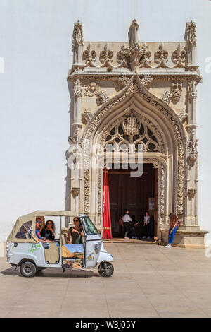 Touristische vor Sao Joao Baptista Kirche Stockfoto