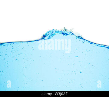 Blaues Wasser Oberfläche mit Splash, Wellen und Luftblasen auf weißem Hintergrund Stockfoto