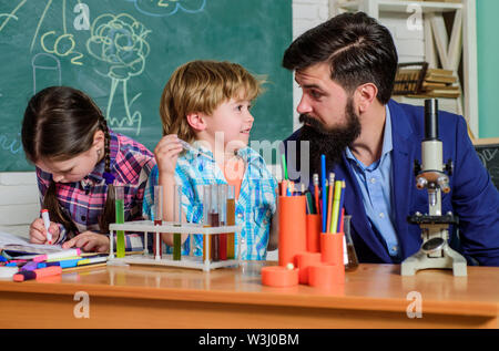 Grundlegende Kenntnisse. Studie hart. Messbare Ergebnisse. Kinderbetreuung und Entwicklung. Kritisches Denken und Problemlösen. Erfahrung und Wissen. Mentor angetrieben afterschool Programm. Praktisches Wissen. Stockfoto