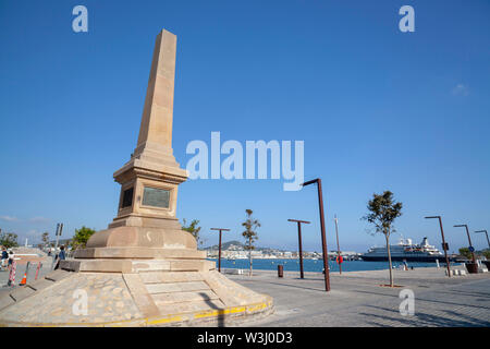 IBIZA, SPANIEN - Oktober 10,2019: Obelisk Tribut an die Piraten im Hafen von Ibiza, Eivissa, Balearen. Stockfoto