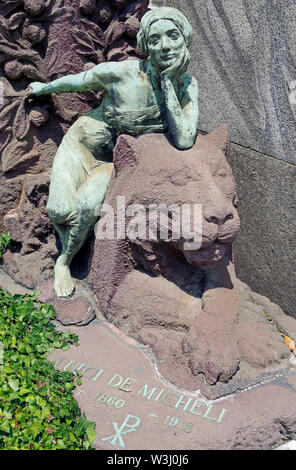 Cimitero Monumentale Milano Italien, einer der größten Friedhöfe Europas, Details von Gedenkstätten etc, Bronze der jungen Mädchen sitzen auf steinernen Löwen Stockfoto