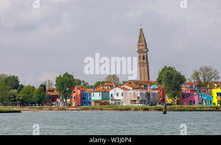 Anzeigen von Burano, einem malerischen kleinen Insel in der Lagune von Venedig, Venedig, Italien mit der Schiefe Campanile der Kirche San Martino in der Skyline Stockfoto