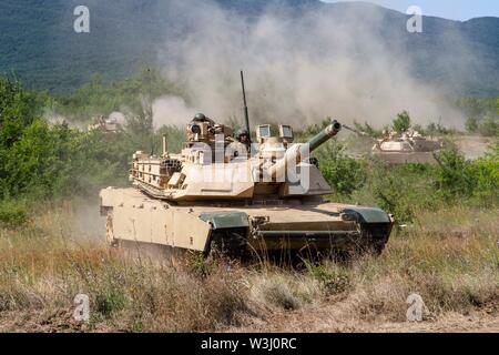 M1 Abrams Panzer auf das erste Bataillon zugeordnet, 16 Infanterie Regiment, 1st Armored Brigade Combat Team, 1.Infanterie Division Manöver in Position während Platin Lion 19 bei Novo Selo, Bulgarien, 12. Juli 2019. Das Training ermöglicht den teilnehmenden Einheiten militärischen Wissen und Taktik der Interoperabilität zu erhöhen und die Bindung zwischen den Nationen stärken zu teilen. (U.S. Armee Foto: Staff Sgt. Wahre Thao) Stockfoto