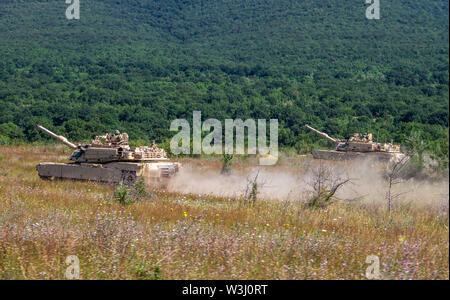 M1 Abrams Panzer auf das erste Bataillon zugeordnet, 16 Infanterie Regiment, 1st Armored Brigade Combat Team, 1.Infanterie Division Verhalten manövrieren Taktiken während Platin Lion 19 bei Novo Selo, Bulgarien, 12. Juli 2019. Das Training ermöglicht den teilnehmenden Einheiten militärischen Wissen und Taktik der Interoperabilität zu erhöhen und die Bindung zwischen den Nationen stärken zu teilen. (U.S. Armee Foto: Staff Sgt. Wahre Thao) Stockfoto