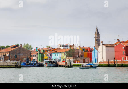 Anzeigen von Burano, einem malerischen kleinen Insel in der Lagune von Venedig, Venedig, Italien mit der Schiefe Campanile der Kirche San Martino in der Skyline Stockfoto