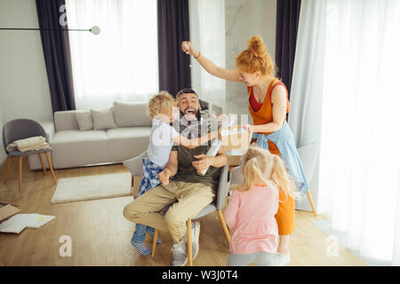 Liebe Spaß. Freudige nette Familie Spaß beim Spiele spielen zusammen Stockfoto