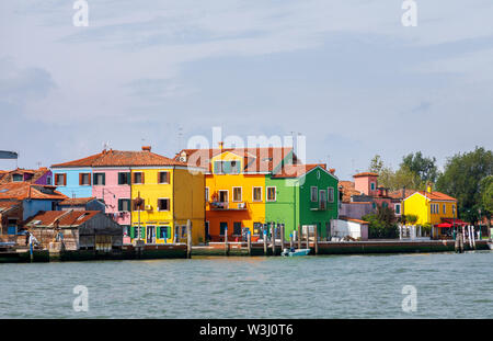 Blick auf die Küstenlinie von Burano, einem malerischen kleinen Insel in der Lagune von Venedig, Venedig, Italien mit den typischen bunten Häuser am Wasser Stockfoto