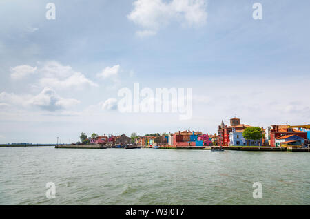 Blick auf die Küstenlinie von Burano, einem malerischen kleinen Insel in der Lagune von Venedig, Venedig, Italien mit den typischen bunten Häuser am Wasser Stockfoto