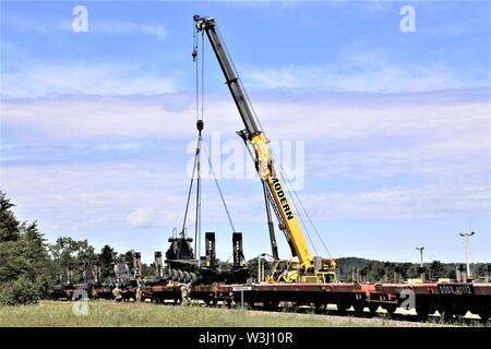 Militärische Fahrzeuge und Ausrüstungsgegenstände von der 1158th Transportation Company der Wisconsin National Guard sind auf triebwagen Juli 10, 2019, am Fort McCoy, Wis. Die Unternehmen, die Ausrüstung ist in Fort Hood, Texas, geladen, ein Teil einer großen Übung später im Jahr zu sein. Die Schiene wird geladen und die damit verbundenen Arbeiten wurde von der 1158th Soldaten und Mitarbeiter mit der Festung McCoy Logistics Readiness Center Transport Division abgeschlossen. (U.S. Armee Foto von Scott T. Sturkol, Public Affairs Office, Fort McCoy, Wis.) Stockfoto