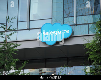 Salesforce Logo auf einem Gebäude in Bellevue, WA, USA; Juli 2019 Stockfoto