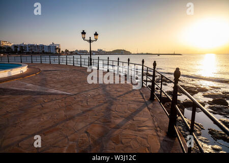 Santa Eularia des Riu, Strand, Bucht und maritime promeande in der Morgendämmerung. Insel Ibiza, Balearen, Spanien. Stockfoto