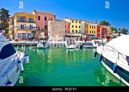 Novigrad Istarski historischen Waterfront und farbenfrohen Blick auf den Hafen, Archipel von Istrien, Kroatien Stockfoto